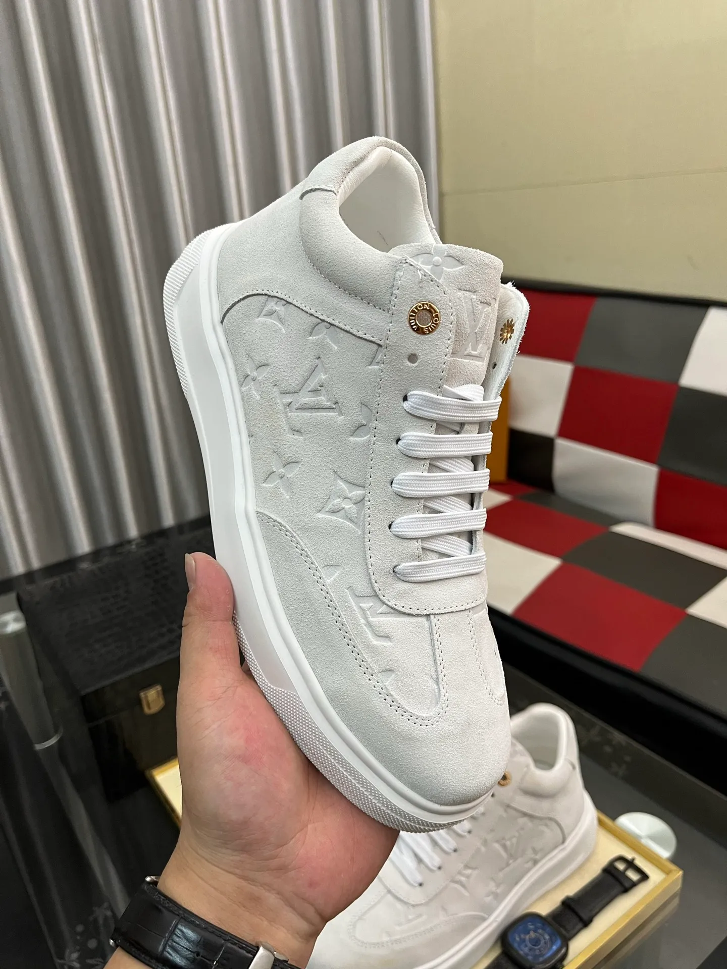 Ex-factory price: 420⌚️⌚️《Louis vuitton/LV Louis Vuitton》original quality.~ Unique modern style sneakers. 🏃A must-have casual shoe for trendy men😍😍 Original brand imported from Italy, imported original leather, cowhide lining (refuses to discolor and grind feet) sole: original sole provided by the original factory, French lazy style design ⚠️Fit to the feet, original quality, super comfortable original sole. Code number: 38-443️⃣Colors available